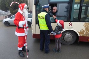Bezpieczna droga do szkoły z policjantami i Mikołajem