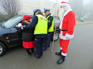 Bezpieczna droga do szkoły z policjantami i Mikołajem