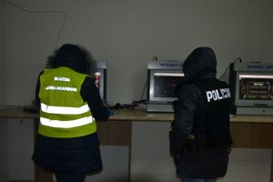 Funkcjonariusze podczas zabezpieczania nielegalnych automatów do gier hazardowych