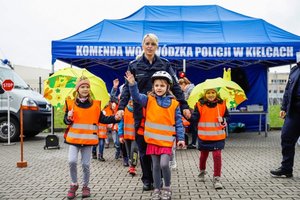 policjanci oraz uczestnicy wydarzenia pt. „Z nami bezpieczniej. Majówka ze Świętokrzyską Policją”