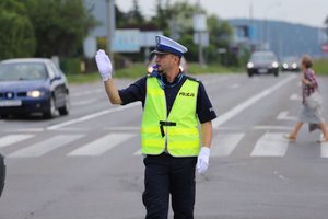 Policjanci kierujący ruchem