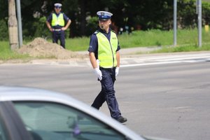 Policjanci kierujący ruchem