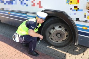 policjanci kontrolujący autobus