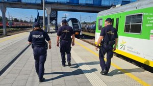 policjantka i dwóch pracowników soku na peronie