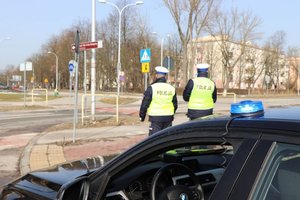 policjanci przy skrzyżowaniu