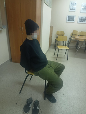 nieletni siedzący na krześle