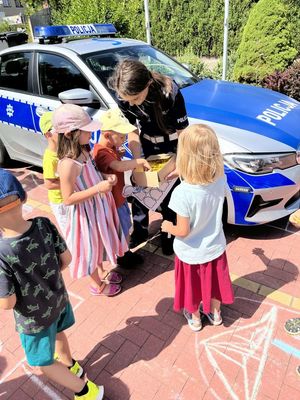 policjanci podczas wizyty u dzieci