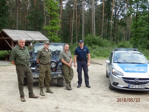 Patrol policjantów i strażników leśnych