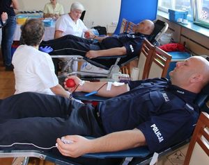 Staszowscy policjanci w akcji oddawania krwi