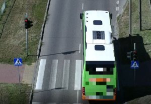 autobus przejeżdża na czerwonym świetle