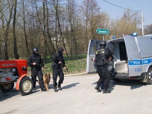 Zajęcie budynku, groźba skażenia terenu i wypadek drogowy…
