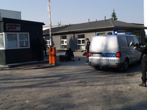 Zajęcie budynku, groźba skażenia terenu i wypadek drogowy…