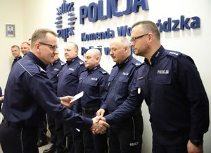 Zastępca Komendanta Wojewódzkiego w Kielcach dziękuje policjantom