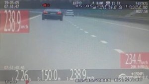 zdjęcie z ekranu videorejestratora pojazdu jadącego 238 km/h