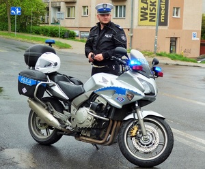 policjant w czasie zabezpieczenia meczu