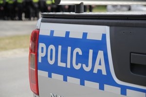 tył radiowozu z napisem policja