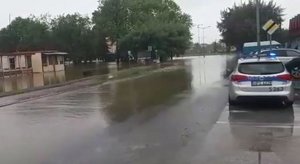 policyjny radiowóz i zalana ulica
