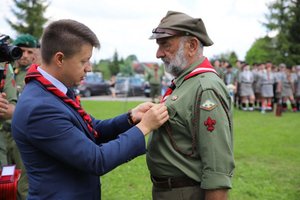 wicewojewoda świętokrzyski wręcza nagrodę