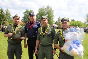 Zastępca Komendanta Wojewódzkiego w Kielcach wręcza nagrodę