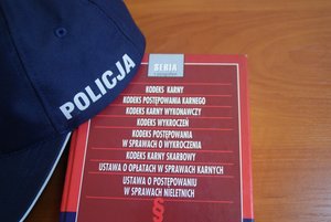 kodeks i czapka policyjna