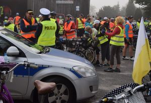 Uczestnicy pielgrzymki i rajdu i policjanci czuwający nad bezpieczeństwem