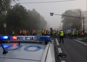 Uczestnicy pielgrzymki i rajdu i policjanci czuwający nad bezpieczeństwem