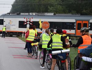 Uczestnicy pielgrzymki i rajdu i policjanci czuwający nad bezpieczeństwem