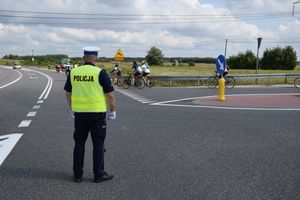 Uczestnicy pielgrzymki i rajdu i policjanci czuwający nad bezpieczeństwem