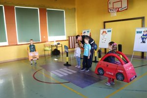 Policjanci w trakcie spotkana