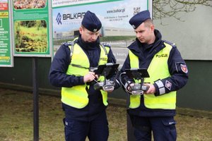 policjanci i dron na d ulicami Staszowa