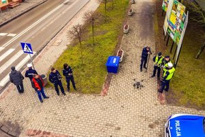 policjanci i dron na d ulicami Staszowa