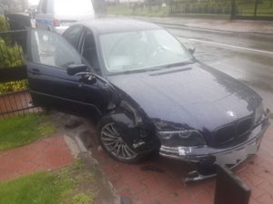 uszkodzony samochód i ogrodzenie