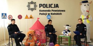Policjanci czytają przedszkolakom