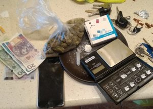 zabezpieczone narkotyki, waga elektroniczna i pieniądze
