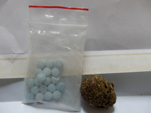 tabletki w foliowej torebeczce i susz koloru zielonego