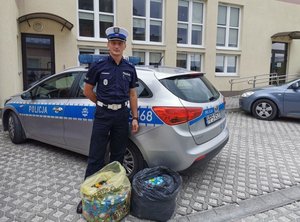 Nakrętki zebrane przez funkcjonariuszy z Wydziału Ruchu Drogowego Komendy Wojewódzkiej Policji w Kielcach