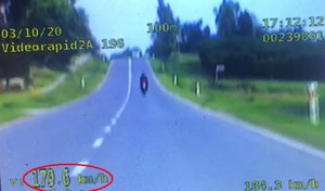 Motocyklista podczas niebezpiecznej ucieczki przed radiowozem