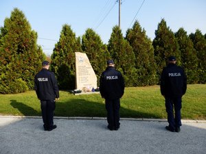 Delegacja buskich policjantów przed pamiątkowym obeliskiem upamiętniającym zamordowanych policjantów w Miednoje i Ostaszkowie