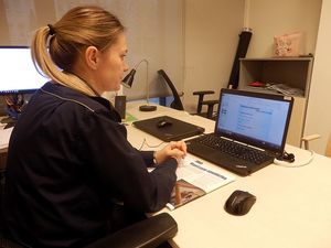 policjantka siedząca przed laptopem