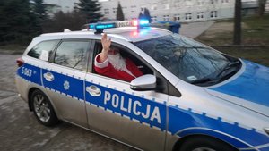 Policjanci i Mikołaj z wizytą u dzieci