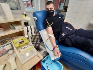 Policjanci biorący udział w oddawaniu krwi