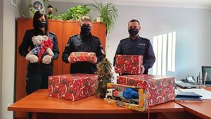 policjanci z prezentami
