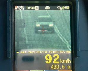 widok pojazdu z policyjnego miernika prędkości
