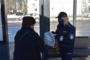 Policjanci rozdają seniorom elementy odblaskowe