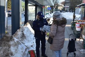 Policjanci rozdają seniorom elementy odblaskowe