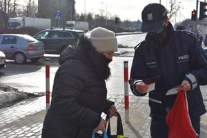 Policjanci rozdają seniorom elementy odblaskowe