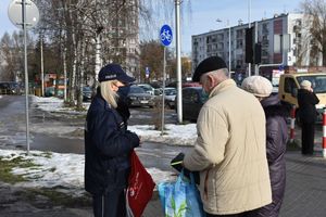 Policjanci rozdają seniorom elementy odblaskowe