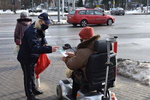 Policjanci rozdają seniorom elementy odblaskowe