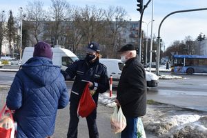 Policjanci rozdają seniorom elementy odblaskowe