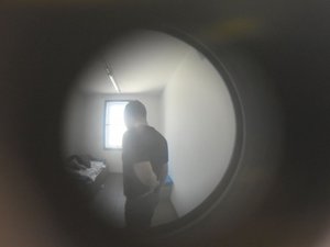 widok przez wizjer do wnętrza celi